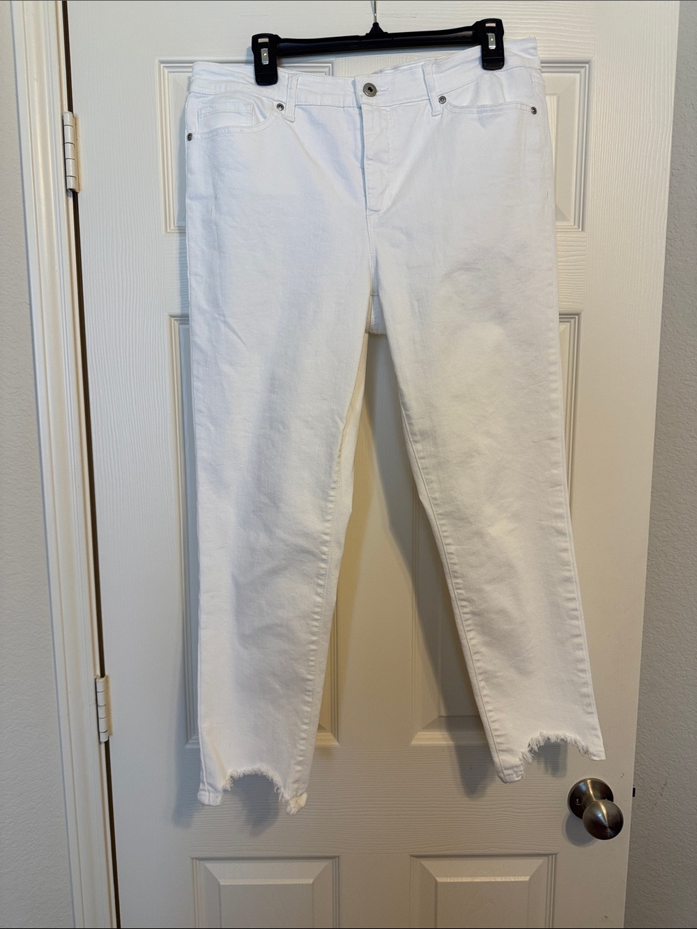 SOFIA by sofia vergara White Cropped Raw-Hem Jeans
